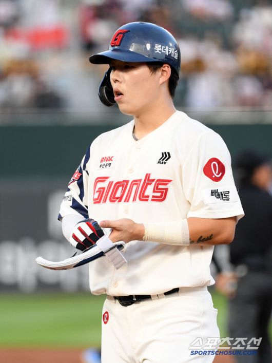 1일 부산 사직구장에서 열린 롯데 자이언츠와 LG 트윈스의 경기. 3회말 2사 1,2루 롯데 고승민이 적시타를 날린 뒤 환호하고 있다. 부산=박재만 기자 pjm@sportschosun.com/2025.07.01/