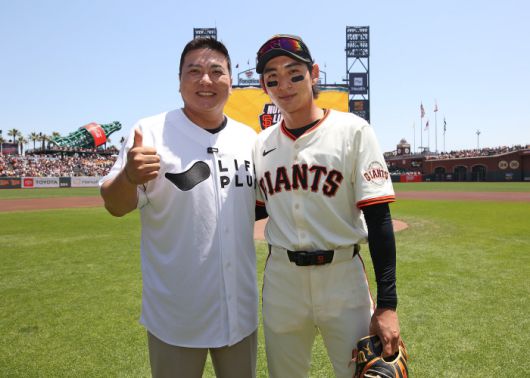 김태균은 지난 23일 이정후의 소속팀 메이저리그 샌프란시스코 홈 경기 시구를 했다. 이정후와 함께 한 김태균 KBSN 해설위원. 사진제공=티케이오시비