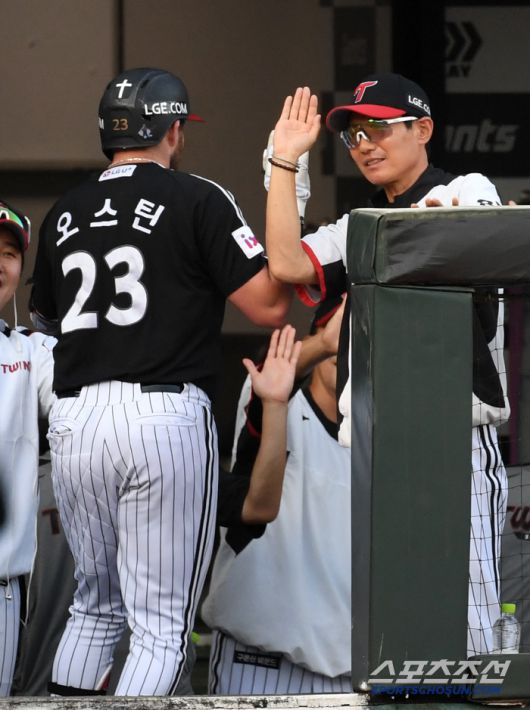 1일 부산 사직구장에서 열린 롯데 자이언츠와 LG 트윈스의 경기. 3회초 1사 2루 LG 오스틴이 투런포를 날린 뒤 환호하고 있다. 부산=박재만 기자 pjm@sportschosun.com/2025.07.01/
