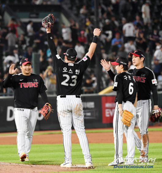 1일 부산 사직구장에서 열린 롯데 자이언츠와 LG 트윈스의 경기. 승리한 LG 선수들이 기뻐하고 있다. 부산=박재만 기자 pjm@sportschosun.com/2025.07.01/