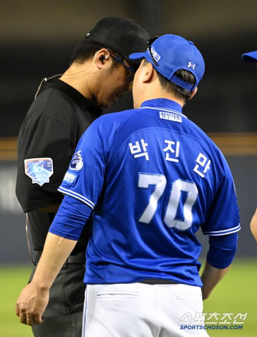 2일 잠실야구장에서 열린 삼성과 두산의 경기, 7회말 삼성 박진만 감독이 김선수 3루심이 두산 김재환의 체크스윙을 볼로 판정하자 그라운드로 나와 어필하고 있다. 잠실=허상욱 기자wook@sportschosun.com/2025.07.02/