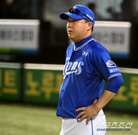 2일 잠실야구장에서 열린 삼성과 두산의 경기, 7회초 삼성 박진만 감독이 류지혁 체크스윙때 삼진을 선언한 3루심의 판정에 아쉬운 듯 바라보고 있다. 잠실=허상욱 기자wook@sportschosun.com/2025.07.02/