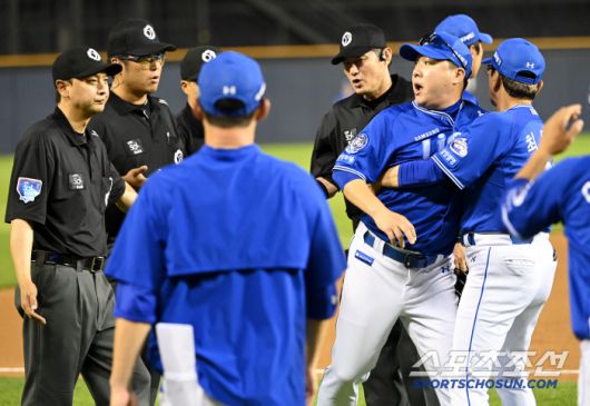 2일 잠실야구장에서 열린 삼성과 두산의 경기, 7회말 삼성 박진만 감독이 김선수 3루심이 두산 김재환의 체크스윙을 볼로 판정하자 그라운드로 나와 어필하고 있다. 잠실=허상욱 기자wook@sportschosun.com/2025.07.02/