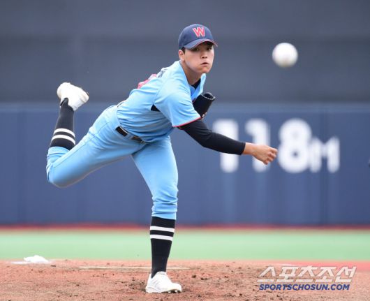선발 투구하고 있는 휘문고 양현준.