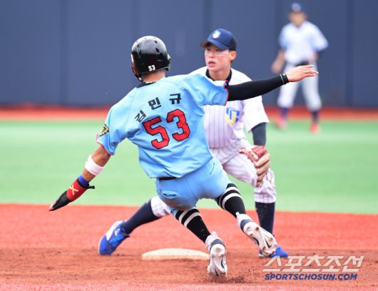 3일 서울 신월구장에서 열린 제80회 청룡기 고교야구선수권 대회 및 주말리그 왕중왕전 휘문고-전북인공지능고 경기. 2회 2루 도루 성공시키는 휘문고 김민규. 신월동=송정헌 기자songs@sportschosun.com/2025.07.03/