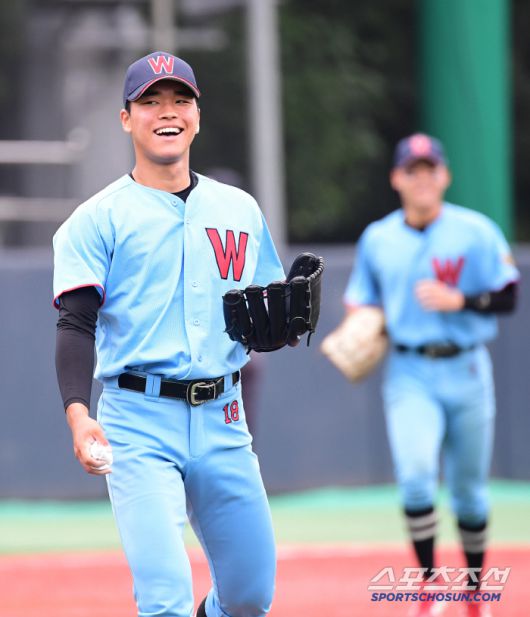 3회 투구를 마치고 미소 짓는 휘문고 양현준.