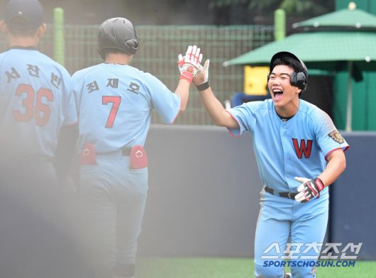 3회 휘문고 손수혁 2루타 때 득점에 성공한 유제민.