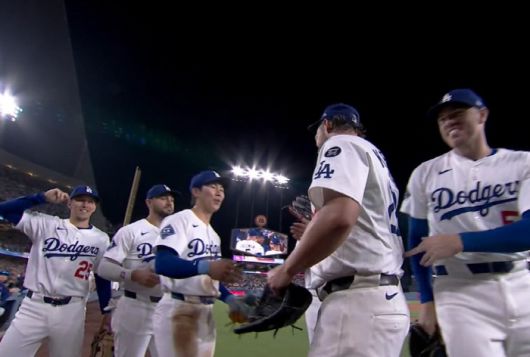 LA 다저스 클레이튼 커쇼가 3000탈삼진을 달성한 뒤 김혜성으로부터 축하 인사를 받고 있다. 사진=MLB.TV 캡처