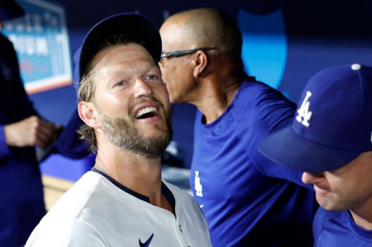 상기된 표정으로 동료들의 축하 인사를 받고 있는 클레이튼 커쇼. AFP연합뉴스