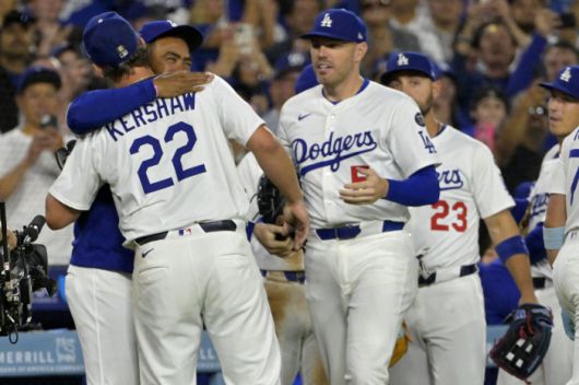 클레이튼 커쇼가 테오스카 에르난데스의 환영을 받고 있다. Imagn Images연합뉴스