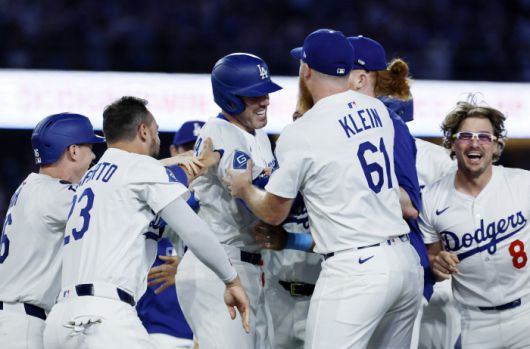 프레디 프리먼이 9회말 끝내기 안타를 터뜨리자 동료들이 몰려나가 서로 기쁨을 만끽하고 있다. AP연합뉴스