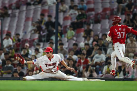 다리를 최대한 찢어 공을 낚아챈 1루수 오선우. 사진제공=KIA 타이거즈