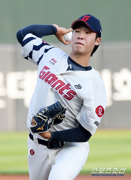 3일 부산 사직구장에서 열린 롯데 자이언츠와 LG 트윈스의 경기. 롯데 이민석이 역투하고 있다. 부산=박재만 기자 pjm@sportschosun.com/2025.07.03/