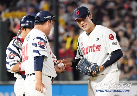 3일 부산 사직구장에서 열린 롯데 자이언츠와 LG 트윈스의 경기. 7회초 2사 1루 LG 함창건에게 안타를 내준 롯데 선발 이민석이 마운드에서 내려오고 있다. 부산=박재만 기자 pjm@sportschosun.com/2025.07.03/