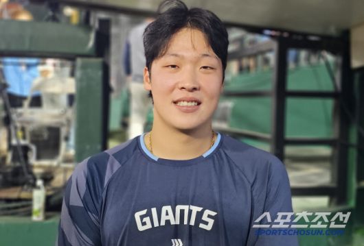 롯데 이민석이 경기후 인터뷰를 하고 있다. 부산=권인하 기자