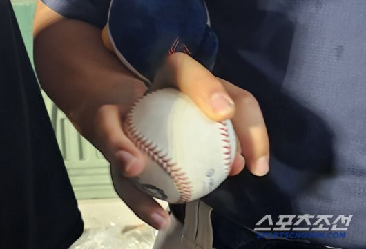 롯데 이민석이 LG 타선을 침묵시켰다는 체인지업 그립. 부산=권인하 기자