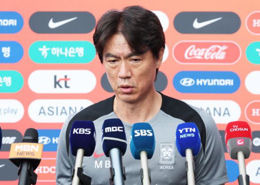 질문에 답하는 홍명보 감독      (성남=연합뉴스) 홍기원 기자 = 2025년 동아시아축구연맹(EAFF) E-1 챔피언십(동아시안컵)을 앞둔 축구 국가대표팀 홍명보 감독이 3일 경기도 성남시 중원구 성남종합운동장에서 훈련 시작 전 취재진 질문에 답하고 있다. 2025.7.3      xanadu@yna.co.kr  (끝)      <저작권자(c) 연합뉴스, 무단 전재-재배포, AI 학습 및 활용 금지>