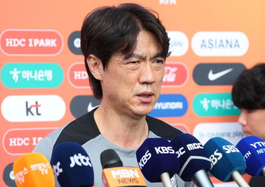 동아시안컵 앞둔 홍명보 감독      (성남=연합뉴스) 홍기원 기자 = 2025년 동아시아축구연맹(EAFF) E-1 챔피언십(동아시안컵)을 앞둔 축구 국가대표팀 홍명보 감독이 3일 경기도 성남시 중원구 성남종합운동장에서 훈련 시작 전 취재진 질문에 답하고 있다. 2025.7.3      xanadu@yna.co.kr  (끝)      <저작권자(c) 연합뉴스, 무단 전재-재배포, AI 학습 및 활용 금지>