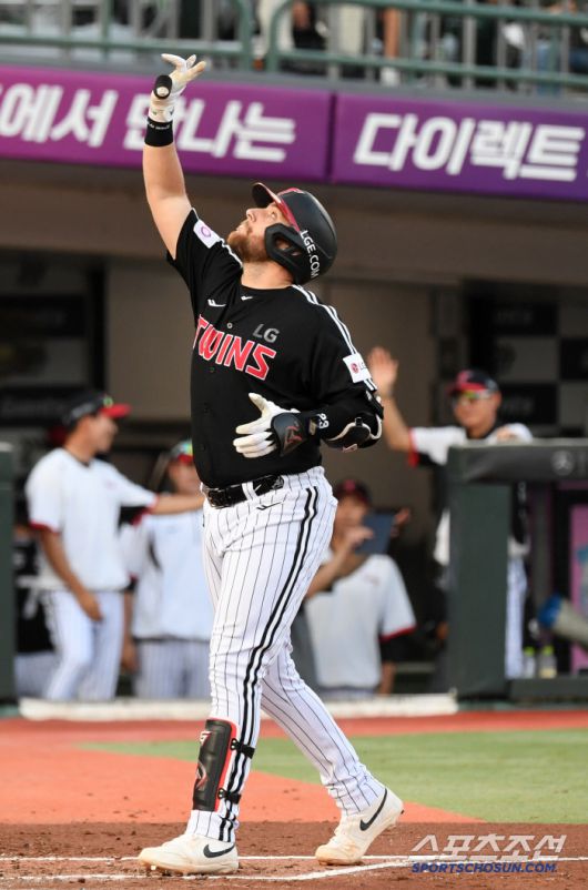 1일 부산 사직구장에서 열린 롯데 자이언츠와 LG 트윈스의 경기. 3회초 1사 2루 LG 오스틴이 투런포를 날린 뒤 환호하고 있다. 부산=박재만 기자 pjm@sportschosun.com/2025.07.01/