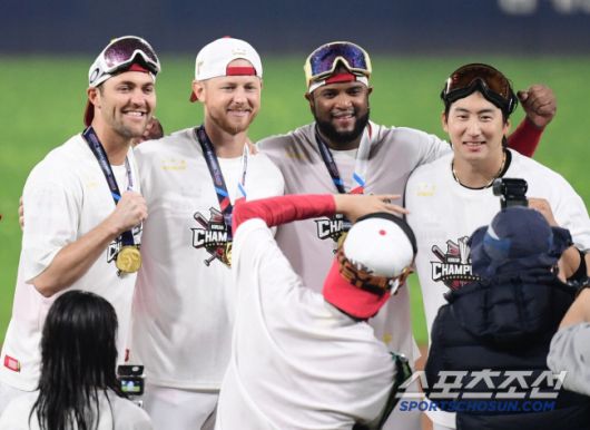 28일 광주 기아챔피언스필드에서 열린 KIA와 삼성의 한국시리즈 5차전. KIA가 삼성에 승리하며 V12 우승을 달성했다. 네일, 라우어, 소크라테스, 나성범이 기념 촬영을 하고 있다. 광주=송정헌 기자songs@sportschosun.com/2024.10.28/