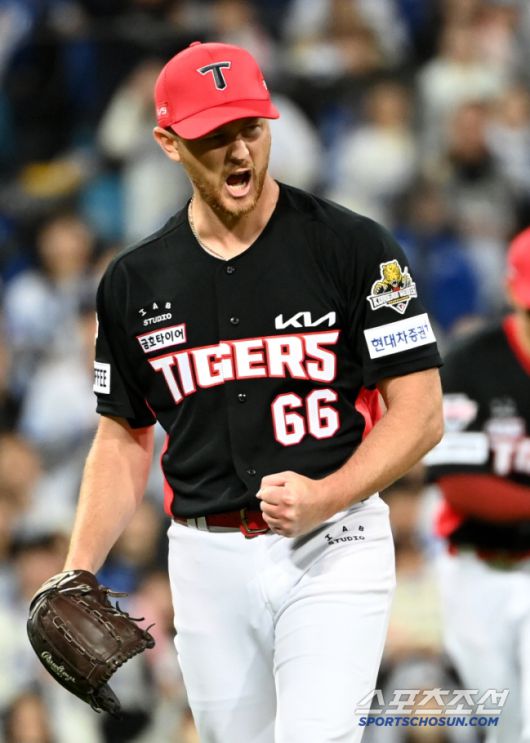 25일 대구삼성라이온즈파크에서 열린 KIA와 삼성의 한국시리즈 3차전, 2회말 2사 1루 KIA 라우어가 삼성 박병호를 병살로 처리하며 환호하고 있다. 대구=허상욱 기자 wook@sportschosun.com/2024.10.25/