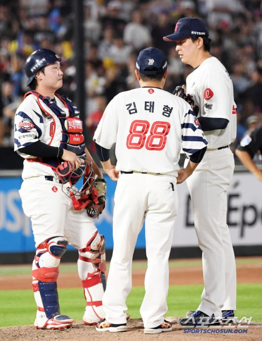 3일 부산 사직구장에서 열린 롯데 자이언츠와 LG 트윈스의 경기. 9회초 1사 롯데 마무리 김원중이 LG 박동원에게 볼넷을 내주자 김태형 감독이 직접 마운드를 찾았다. 부산=박재만 기자 pjm@sportschosun.com/2025.07.03/
