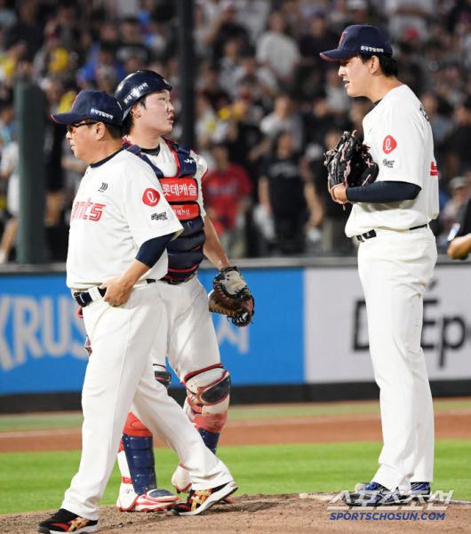 3일 부산 사직구장에서 열린 롯데 자이언츠와 LG 트윈스의 경기. 9회초 1사 롯데 마무리 김원중이 LG 박동원에게 볼넷을 내주자 김태형 감독이 직접 마운드를 찾았다. 부산=박재만 기자 pjm@sportschosun.com/2025.07.03/