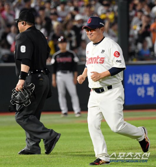 3일 부산 사직구장에서 열린 롯데 자이언츠와 LG 트윈스의 경기. 9회초 1사 롯데 마무리 김원중이 LG 박동원에게 볼넷을 내주자 김태형 감독이 직접 마운드를 찾았다. 부산=박재만 기자 pjm@sportschosun.com/2025.07.03/