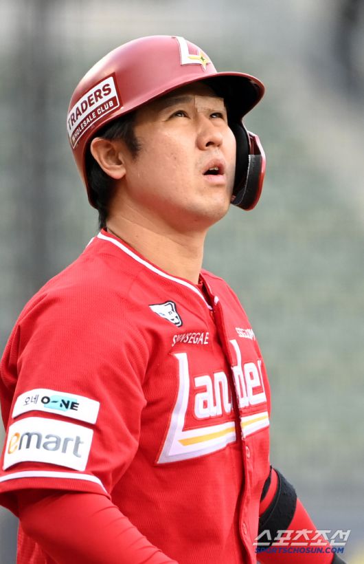 12일 잠실야구장에서 열린 SSG와 LG의 경기, 1회초 타석에 나선 SSG 최정의 눈에 훈련전 입은 부상의 흔적이 남아 있다. 잠실=허상욱 기자wook@sportschosun.com/2025.06.12/