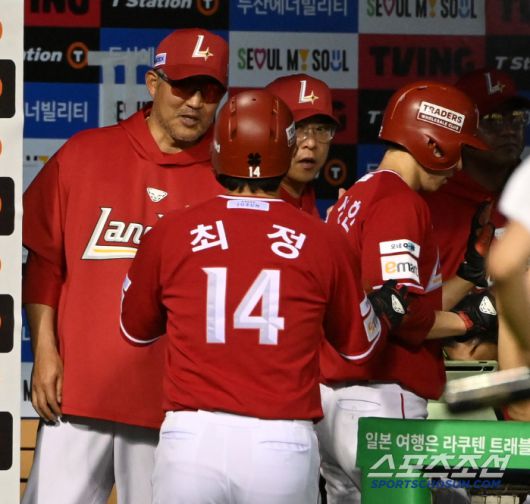 21일 잠실야구장에서 열린 SSG와 두산의 경기, 5회초 1사 만루 SSG 최준우의 2타점 적시타에 득점한 안상현과 최정이 이숭용 감독과 기쁨을 나누고 있다. 잠실=허상욱 기자wook@sportschosun.com/2025.05.21/