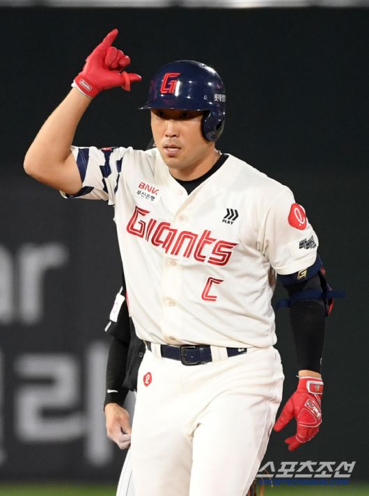 3일 부산 사직구장에서 열린 롯데 자이언츠와 LG 트윈스의 경기. 8회말 1사 만루 롯데 전준우가 적시타를 날린 뒤 환호하고 있다. 부산=박재만 기자 pjm@sportschosun.com/2025.07.03/