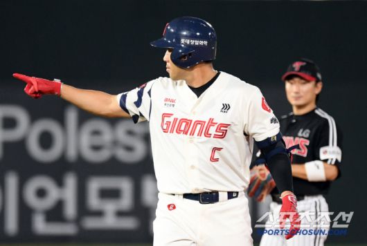 3일 부산 사직구장에서 열린 롯데 자이언츠와 LG 트윈스의 경기. 8회말 1사 만루 롯데 전준우가 적시타를 날린 뒤 환호하고 있다. 부산=박재만 기자 pjm@sportschosun.com/2025.07.03/