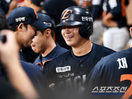 4일 고척스카이돔에서 열린 한화와 키움의 경기, 9회초 노시환이 역전 솔로홈런을 치고 더그아웃 동료들이 환영을 받고 있다. 고척=허상욱 기자wook@sportschosun.com/2025.07.04/