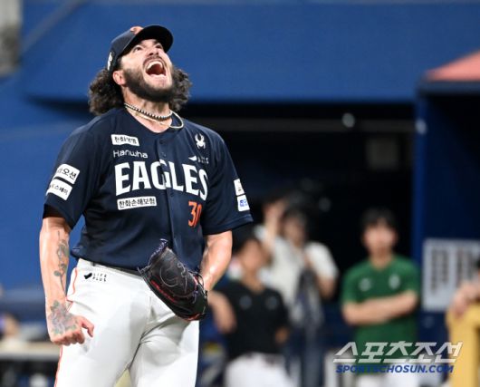 4일 고척스카이돔에서 열린 한화와 키움의 경기, 7회말 폰세가 김건희를 삼진처리하며 이닝을 끝낸 후 환호하고 있다. 고척=허상욱 기자wook@sportschosun.com/2025.07.04/