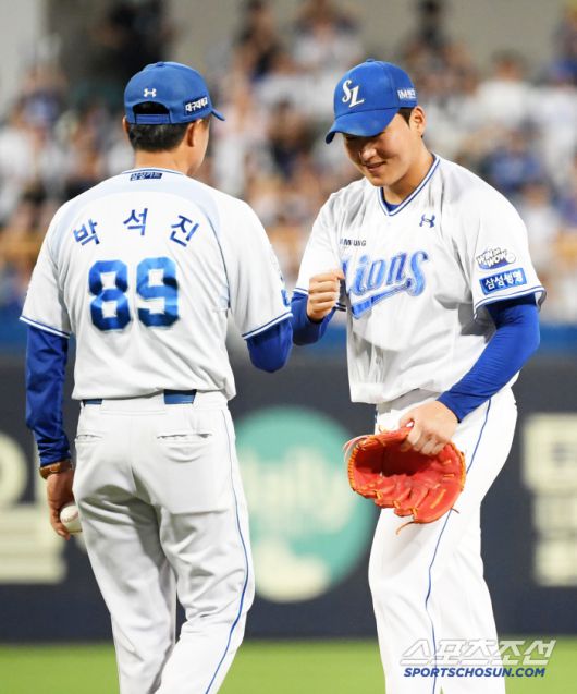 9회 1사까지 투구수 116개 노히트노런 달성에는 실패했지만 이승현은 활짝 웃으며 마운드에서 내려왔다.