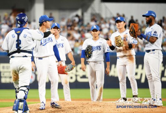 투수 교체 직전 마운드에 모두 무인 야수들은 이승현을 향해 박수를 보냈다.