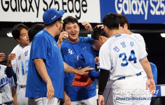 베테랑 포수 강민호를 시작으로 최원태, 후라도까지 가세해 이승현을 격하게 반겼다.