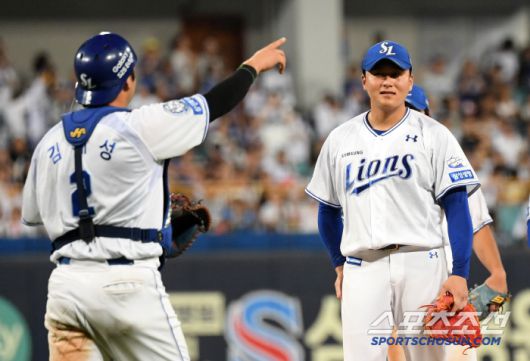 포수 김재성은 전광판에 찍힌 이승현의 투구수 116개를 가리켰다.