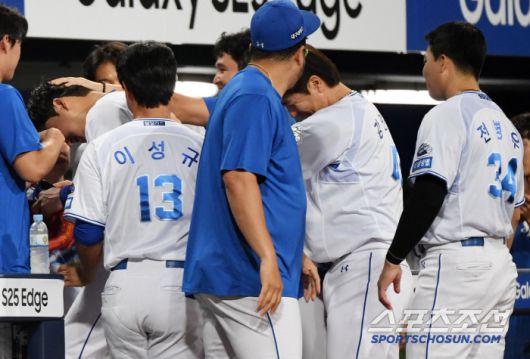 노히트노런은 놓쳤지만 형들의 축하에 활짝 웃은 이승현.