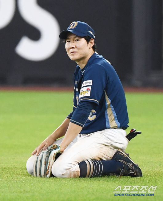 3일 대전 한화생명볼파크에서 열린 NC-한화전. 10회말 1사 1, 3루 노시환의 2루수 플라이 때 박민우가 포구 후 송구동작에서 공을 떨어뜨렸다. 3루주자가 홈인하는 걸 본 박민우가 아쉬워하고 있다. 대전=정재근 기자 cjg@sportschosun.com/2025.7.3/