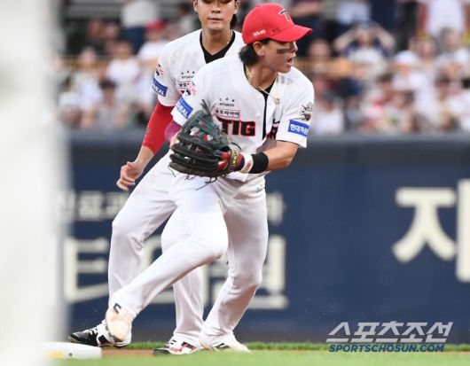 베이스를 밟은 박찬호의 중심이 몸 앞으로 쏠리고 있다. 박찬호가 베이스 왼쪽으로 움직인 이유다.