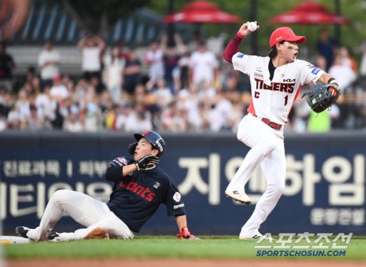 노련한 박찬호가 중심을 잃지 않고 1루 송구를 마무리했다.