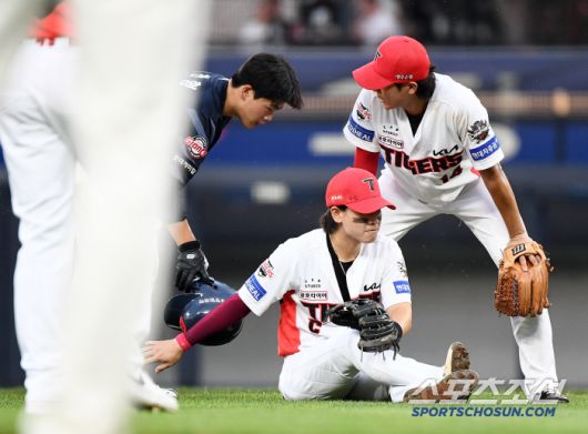 . 박찬형이 걱정스러운 표정으로 상태를 묻자 박찬호가 '괜찮다'는 손짓을 하고 있다. 광주=정재근 기자 cjg@sportschosun.com/2025.7.4/