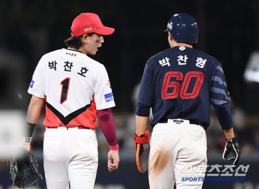 다시 만난 박찬호-찬형이 정겹게 대화를 나누고 있다.