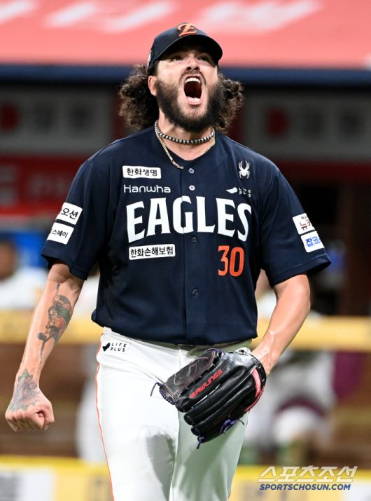 4일 고척스카이돔에서 열린 한화와 키움의 경기, 7회말 폰세가 김건희를 삼진처리하며 이닝을 끝낸 후 환호하고 있다. 고척=허상욱 기자wook@sportschosun.com/2025.07.04/