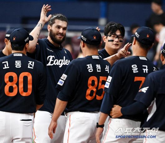 4일 고척스카이돔에서 열린 한화와 키움의 경기, 한화가 2대1로 승리했다. 폰세와 김서현이 코칭스탭과 기쁨을 나누고 있다. 고척=허상욱 기자wook@sportschosun.com/2025.07.04/