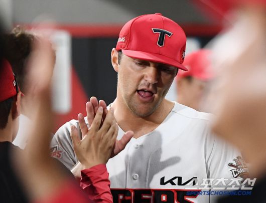 4일 광주 기아 챔피언스필드에서 열린 롯데-KIA전. 6회까지 무실점으로 호투한 네일이 환영받고 있다. 광주=정재근 기자 cjg@sportschosun.com/2025.7.4/