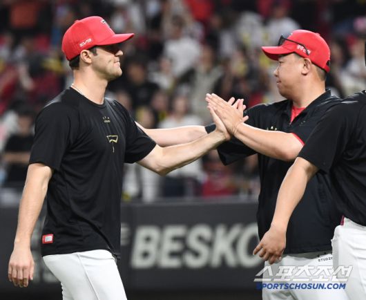 4일 광주 기아 챔피언스필드에서 열린 롯데-KIA전. KIA가 8회 대역전극을 펼치며 7대5로 승리했다. 이범호 감독이 네일을 맞이하고 있다. 광주=정재근 기자 cjg@sportschosun.com/2025.7.4/