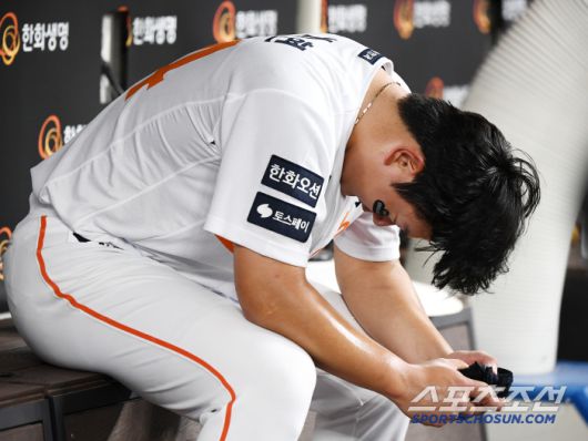 3일 대전 한화생명볼파크에서 열린 NC-한화전. 10회초 등판한 김서현이 4사구 4개로 실점한 후 교체됐다. 더그아웃에서 괴로워하는 김서현의 모습. 대전=정재근 기자 cjg@sportschosun.com/2025.7.3/