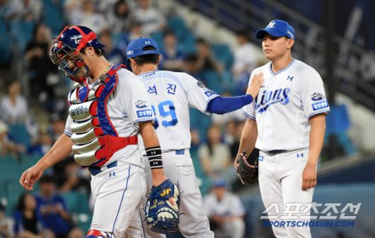 5일 대구 라이온즈파크에서 열린 삼성 라이온즈와 LG 트윈스의 경기. 7회말 1사 1,2루 마운드에 올랐던 삼성 배찬승이 볼넷만 3개 허용한 뒤 마운드에셔 내려오고 있다. 대구=박재만 기자 pjm@sportschosun.com/2025.07.05/